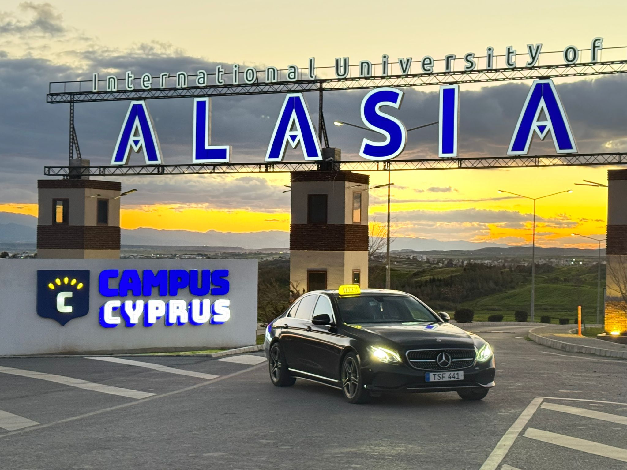 Üniversite kampüsü önünde TSF 441 plakalı siyah taksi